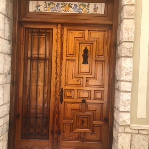 puerta grande madera exterior