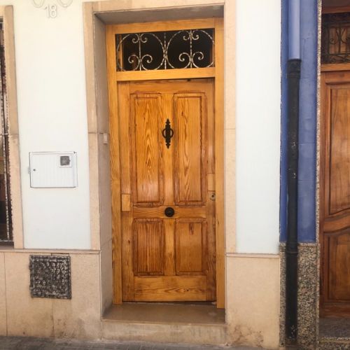 puerta pequeña madera exterior
